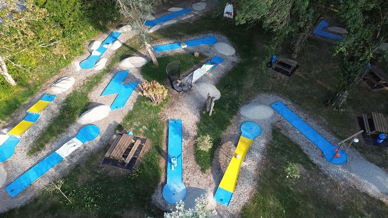 Partie de mini-golf en famille dans le Morbihan