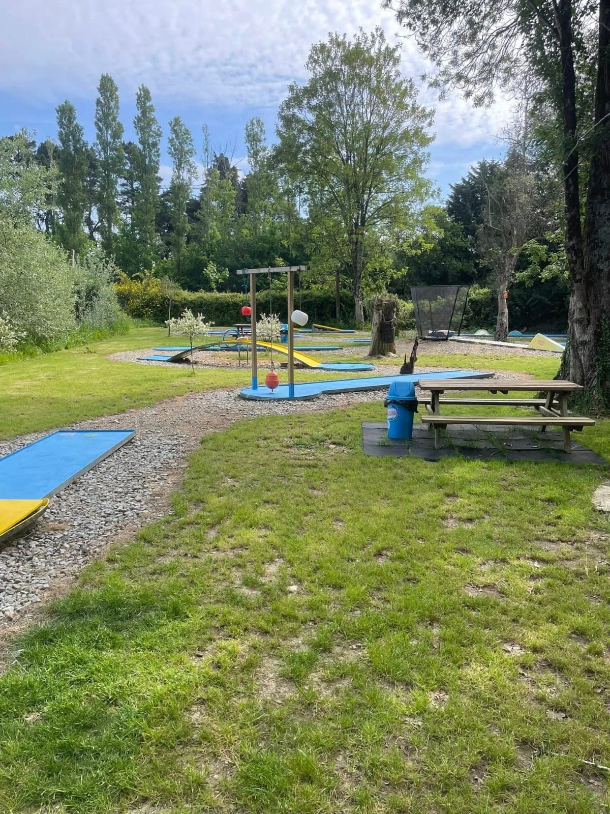Vue d'ensemble du parcours de mini-golf en plein air