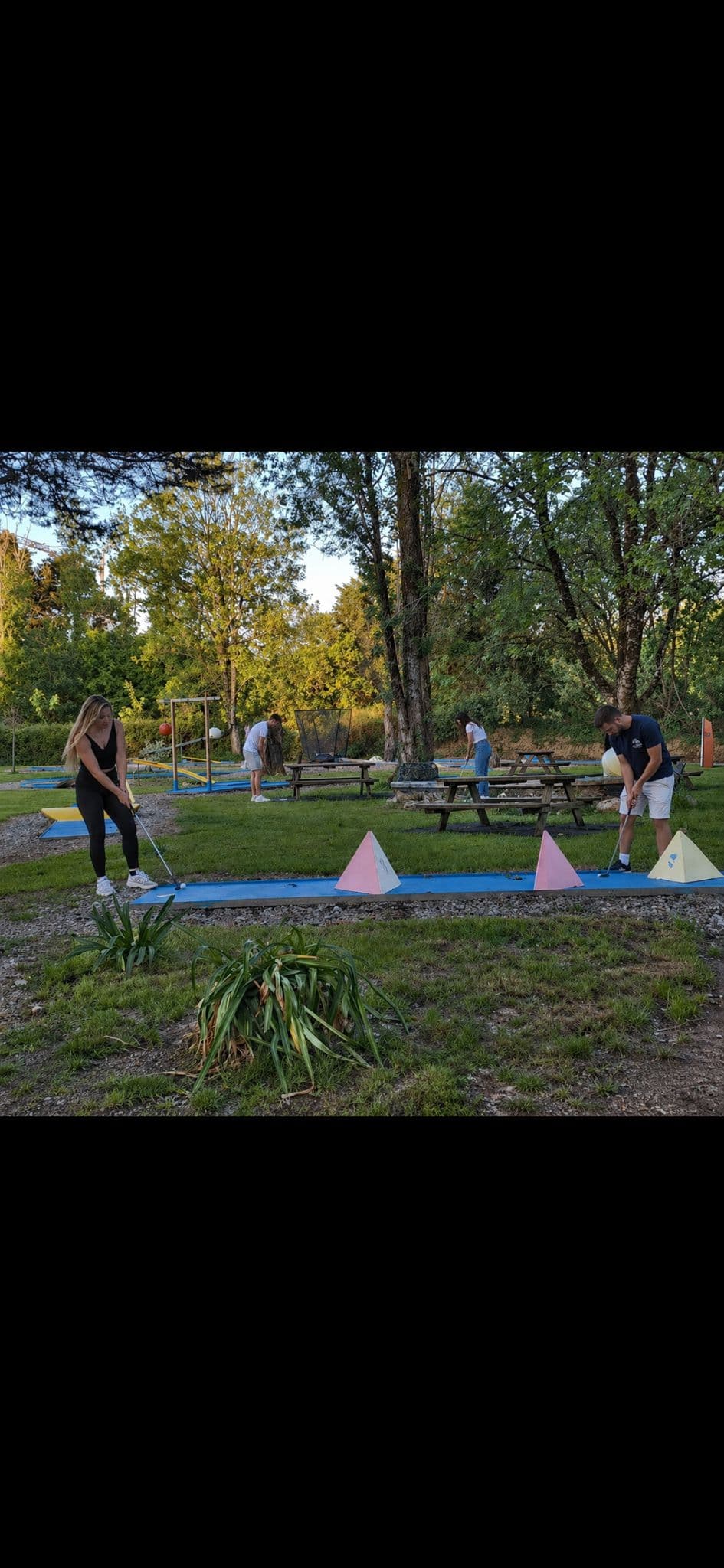 Groupe jouant au mini-golf en soirée