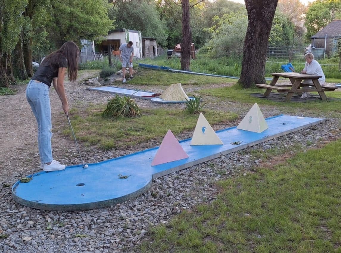 Joueur profitant du parcours de mini-golf
