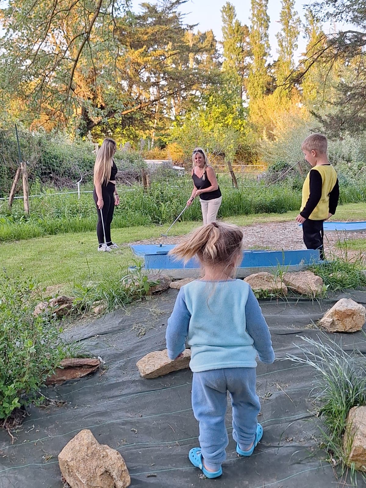 Famille avec enfants profitant du mini-golf