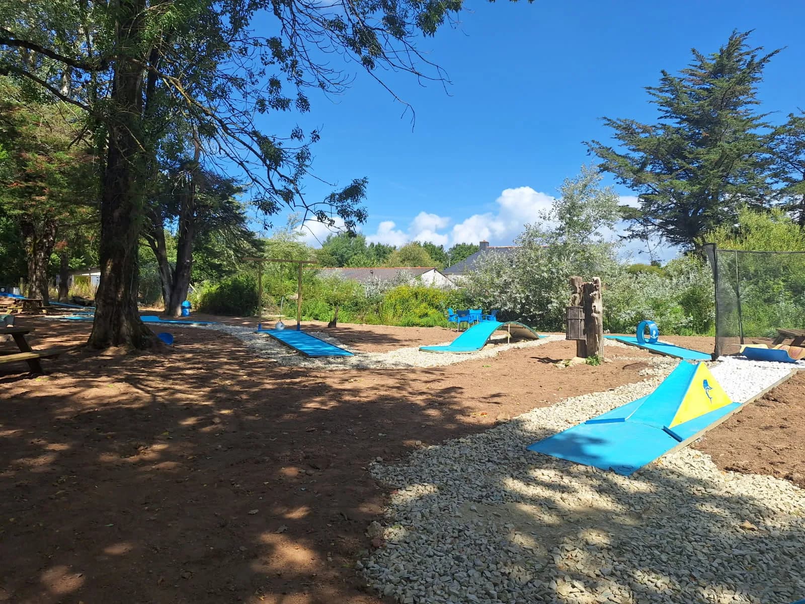 Vue d'ensemble du parcours de mini-golf 18 trous